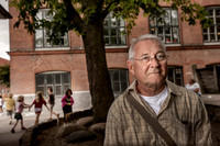 03 Bjarne Reuter foran Brønshøj skole